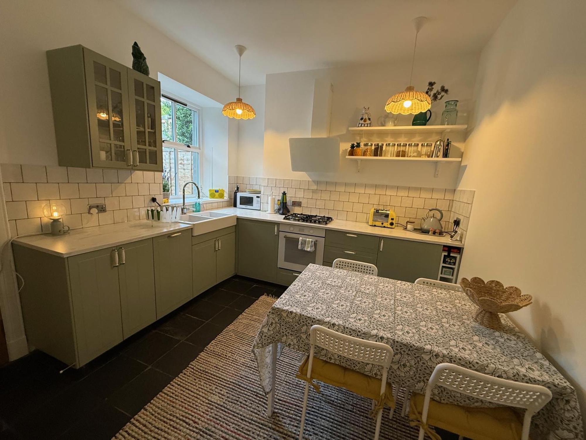 Rosebery House In Quiet Area Of Centre *